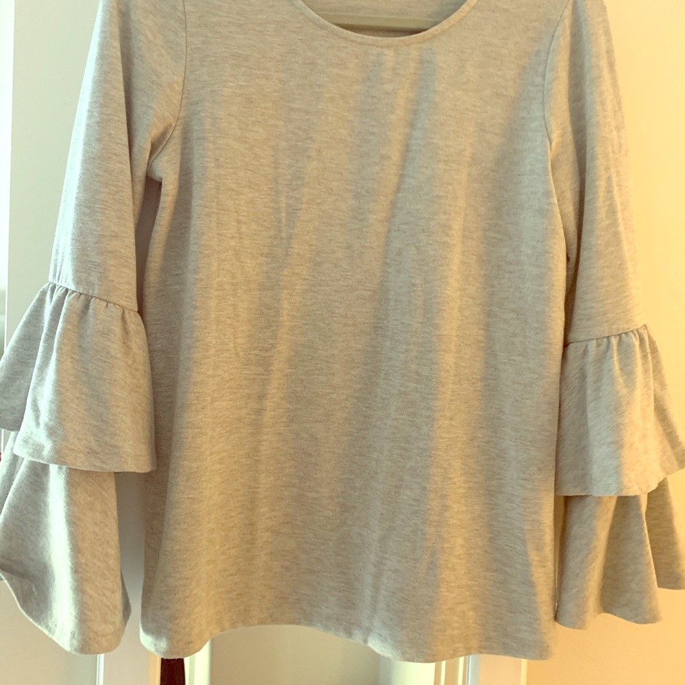 Grey shirt with big ruffle sleeves